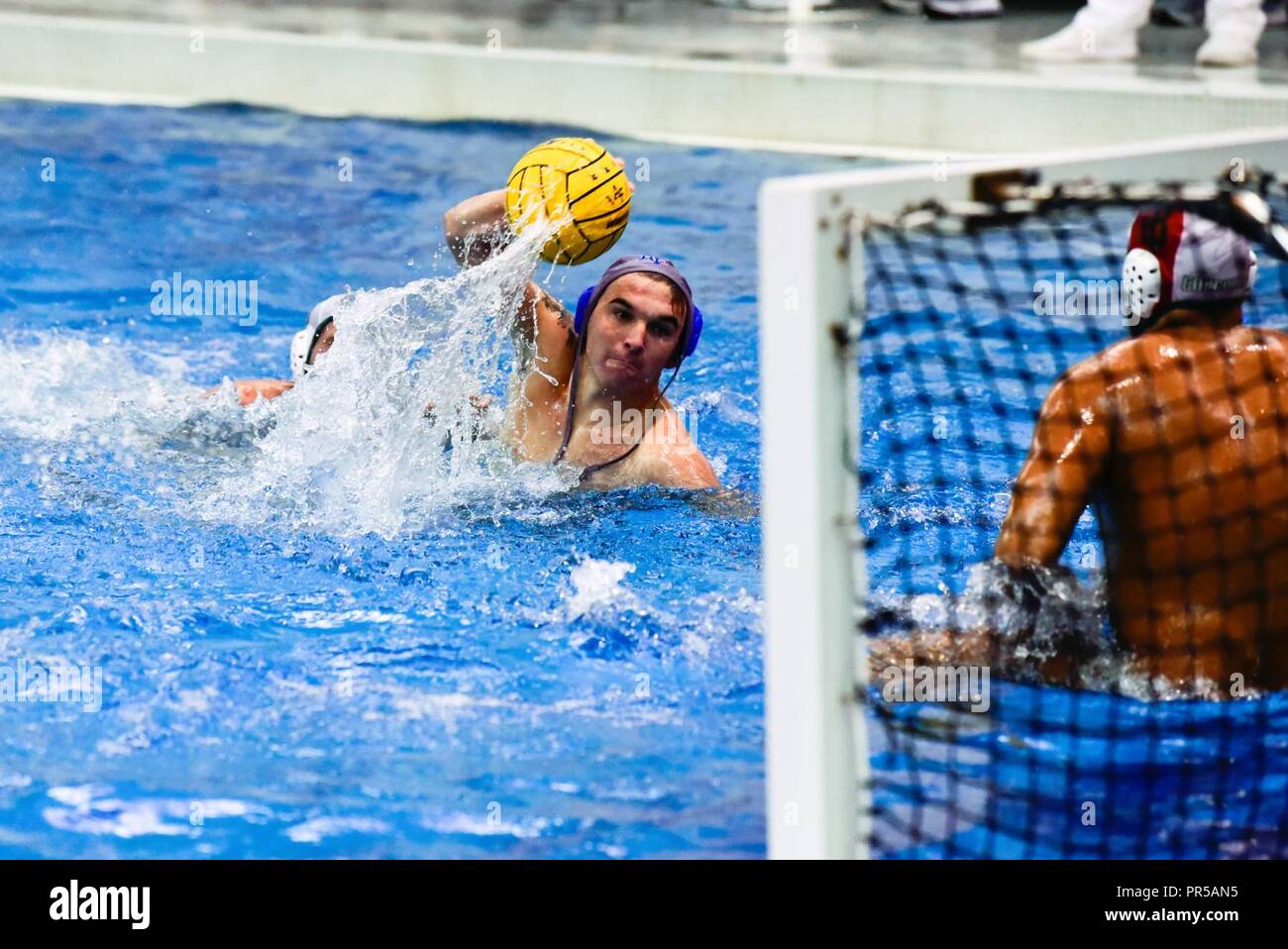 Us Air Force Academy - Justin Harrison Kerben eines seiner 5 Tore gegen die Concordia Alberto Gonzalez im Sept. 15, 2018 Western Water Polo Association Konferenzöffner bei der Kadett Natatorium, hier. Air Force gewann den Wettbewerb durch eine Kerbe von 19-11. Stockfoto