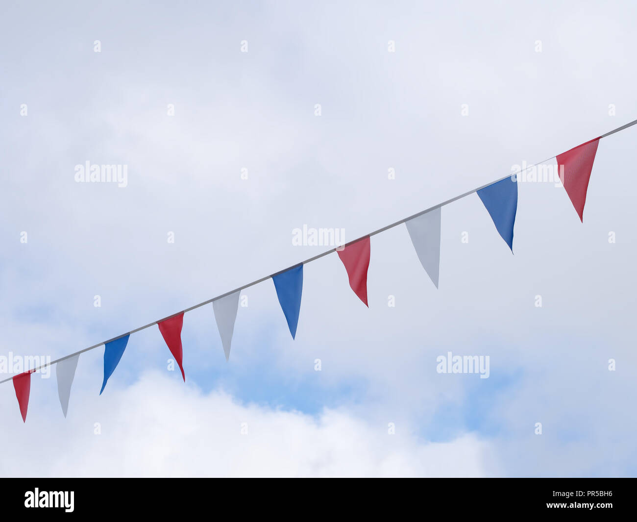 Rot, Weiß und Blau festliche bunting Fahnen gegen Himmel Hintergrund. Dreieck formen. Stockfoto