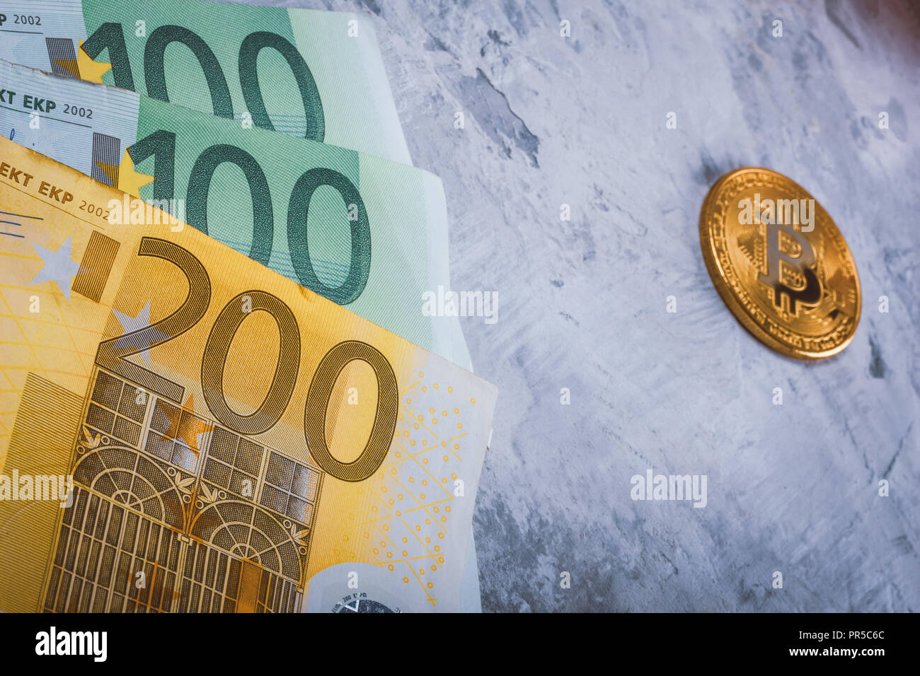 200 euro banknote bitcoin -Fotos und -Bildmaterial in hoher Auflösung –  Alamy
