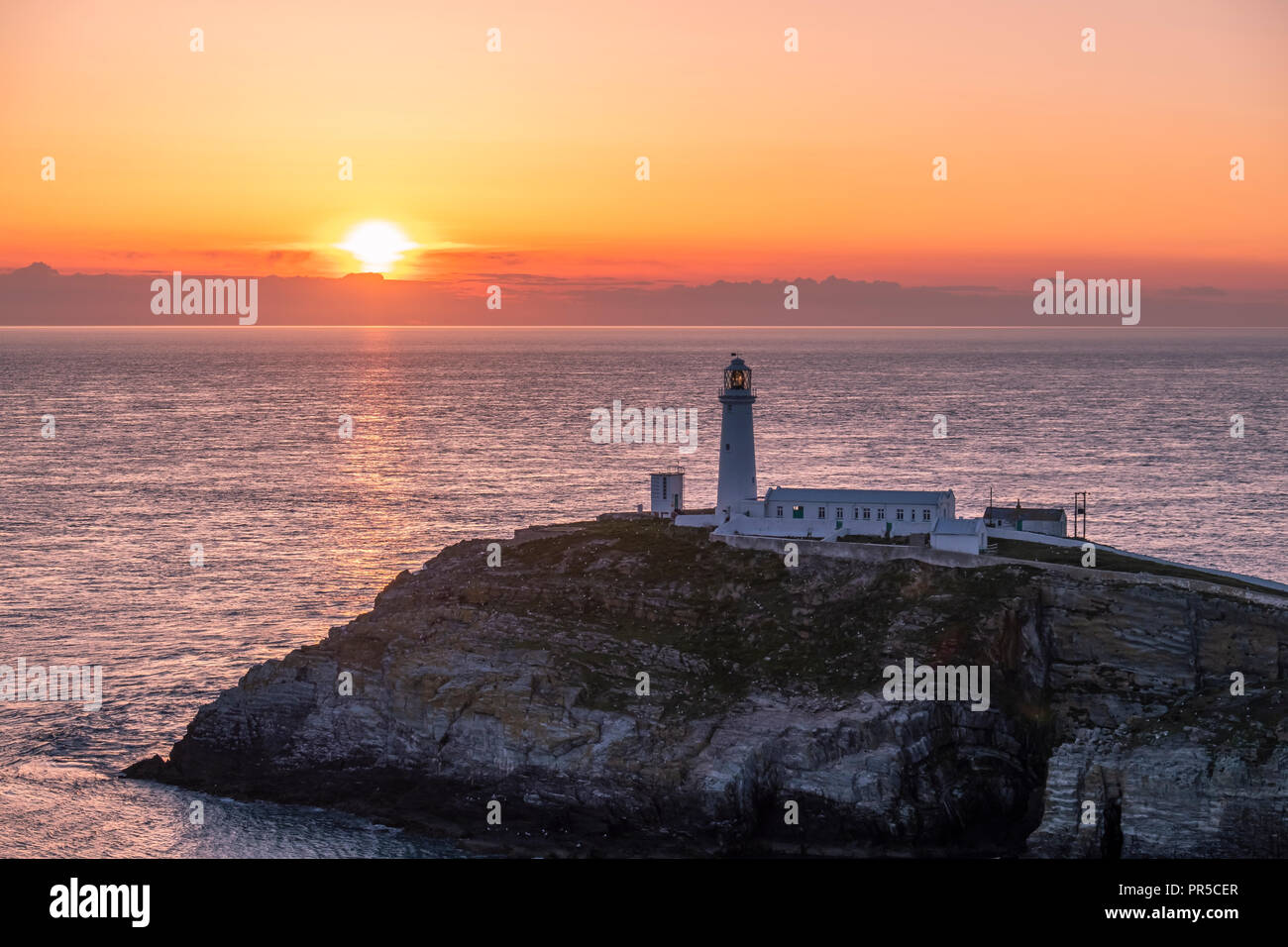 Sonnenuntergang am South Stack Leuchtturm auf Anglesey in Wales - Vereinigtes Königreich Stockfoto