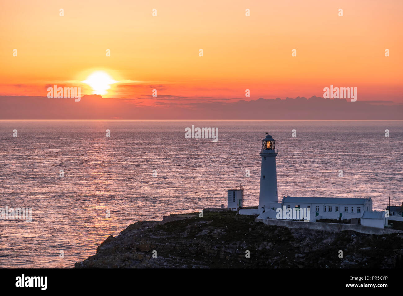 Sonnenuntergang am South Stack Leuchtturm auf Anglesey in Wales - Vereinigtes Königreich Stockfoto