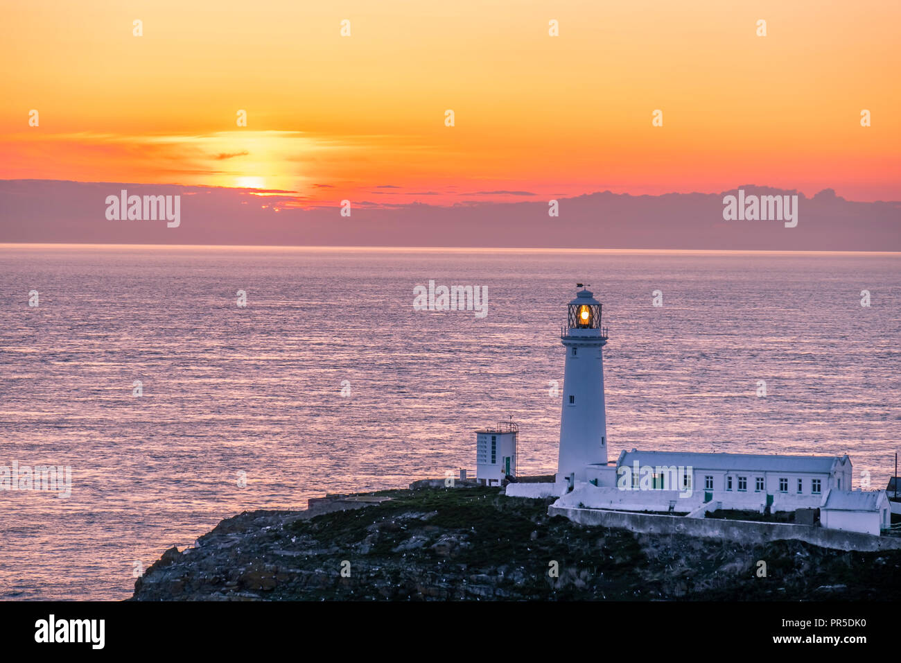 Sonnenuntergang am South Stack Leuchtturm auf Anglesey in Wales - Vereinigtes Königreich Stockfoto