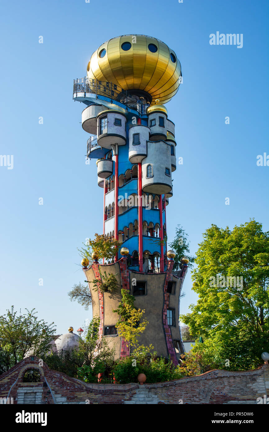 ABENSBERG, Deutschland - 20. SEPTEMBER: Die Kuchlbauer Turm, gestaltet von Friedensreich Hundertwasser in Abensberg, Deutschland Am 20. September 2108. Foto genommen Stockfoto