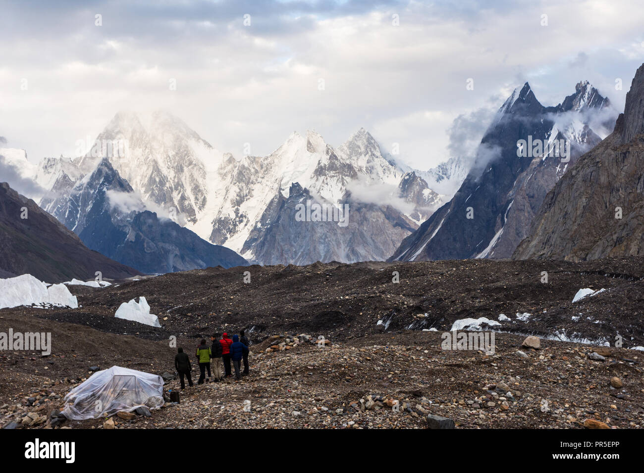 Wanderer am Gasherbrum und Mitre Peak von Goro II Campingplatz, Baltoro Gletscher, Karakorum, Pakistan suchen Stockfoto