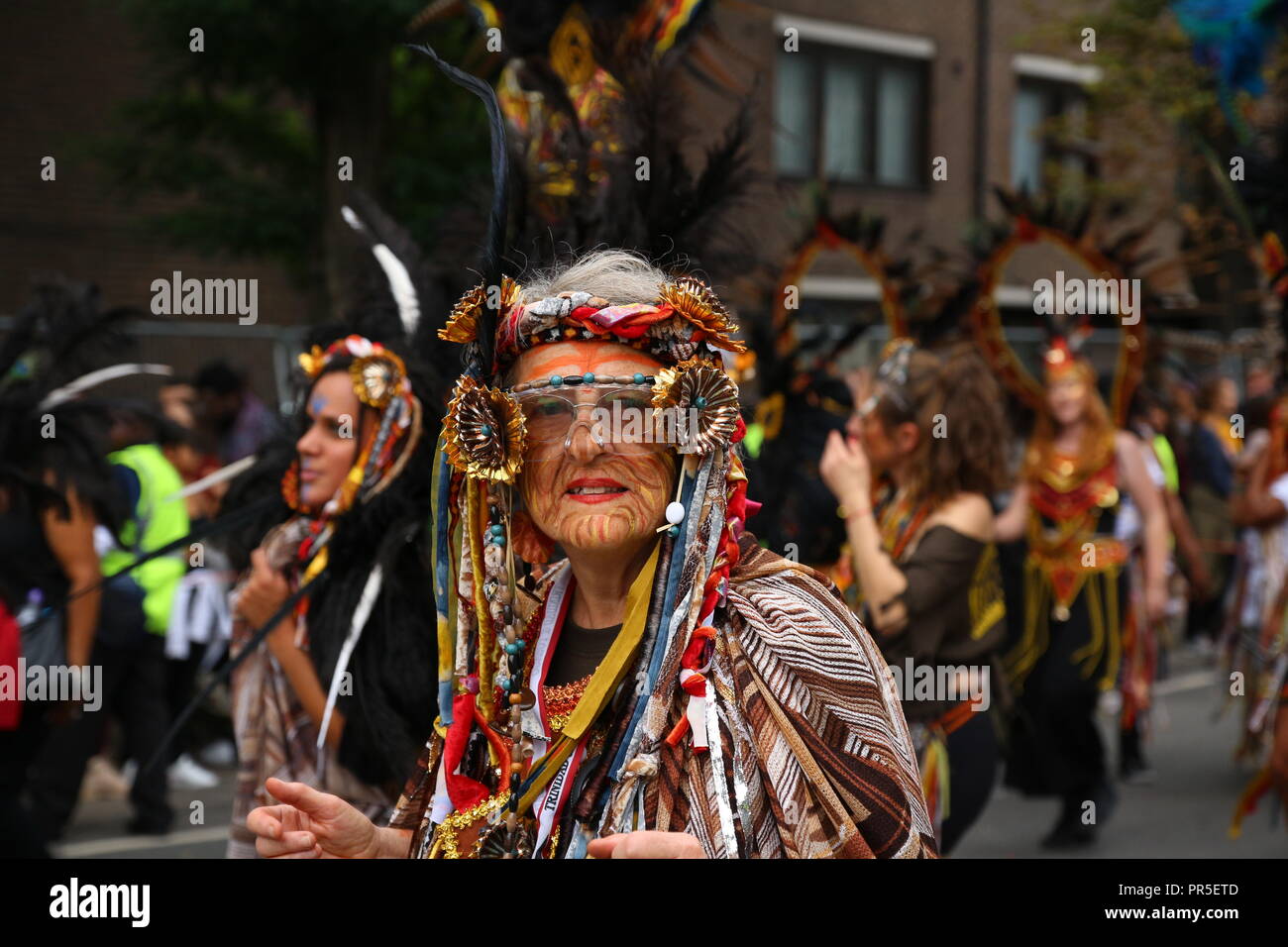 London, Großbritannien - 27 August 2018: Notting Hill Carnival alte Dame im Karneval Kostüm Stockfoto