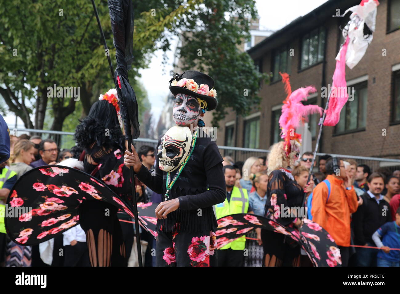 London, Großbritannien - 27 August 2018: Notting Hill Carnival Junge in der maskerade Kostüm Sugar Skull Make-up für die Kamera posieren Stockfoto