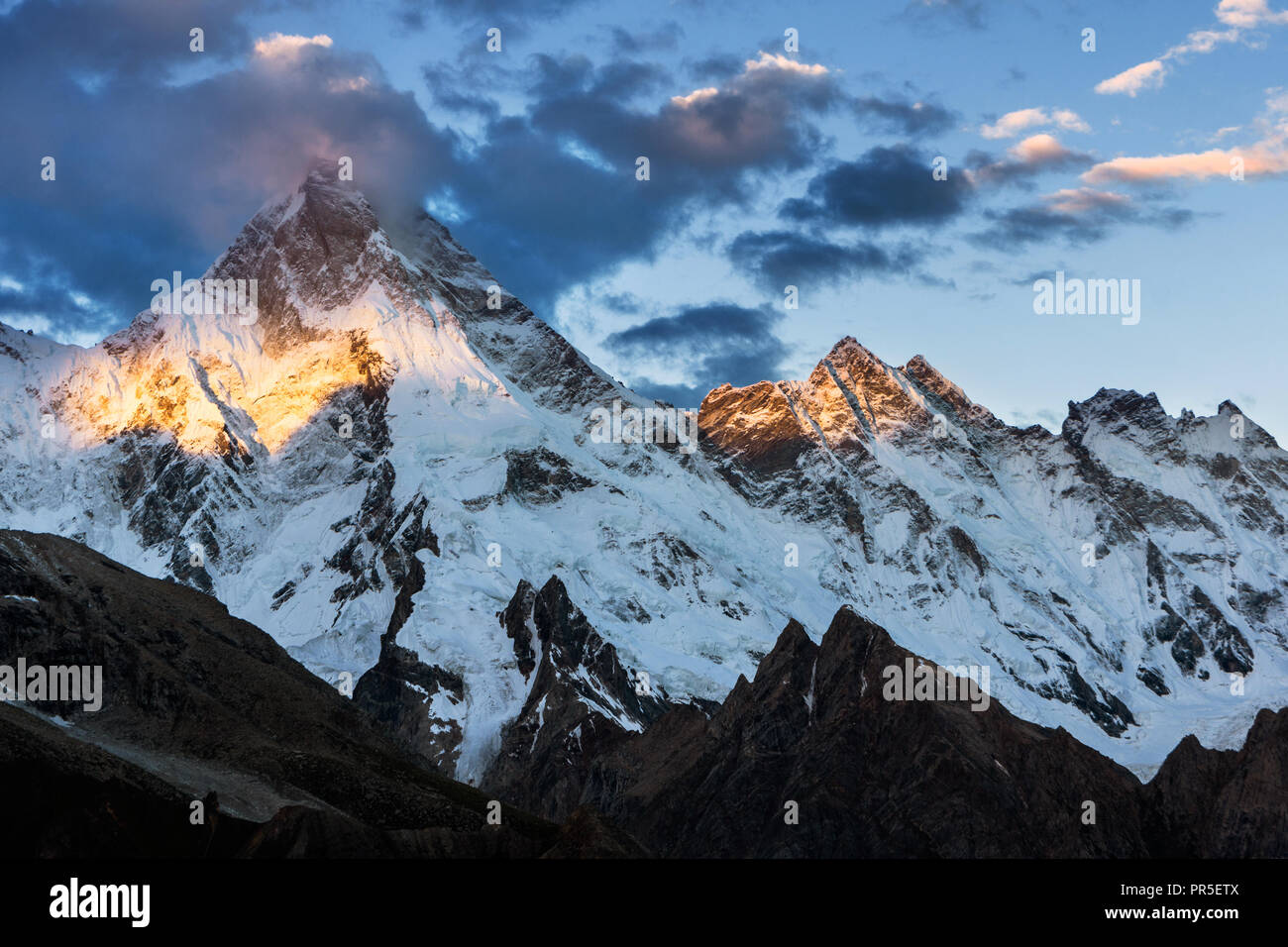 Masherbrum peak (K1) und Mandu Peak bei Sonnenaufgang von Goro II Camp, Pakistan Stockfoto