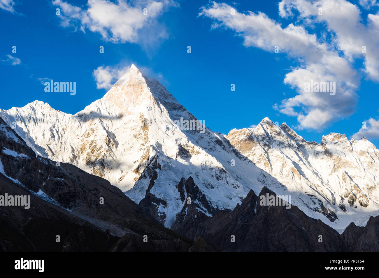 Masherbrum (K1) und Yermanendi Kangri von Goro II Campingplatz, Karakorum, Pakistan Stockfoto