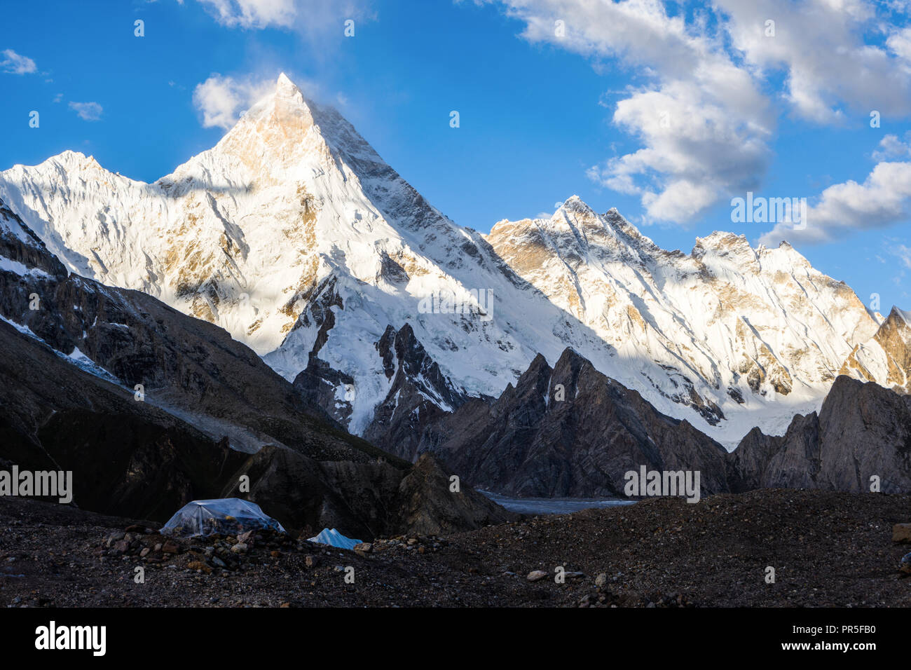 Masherbrum peak (K1) von Goro II Camp, Pakistan Stockfoto