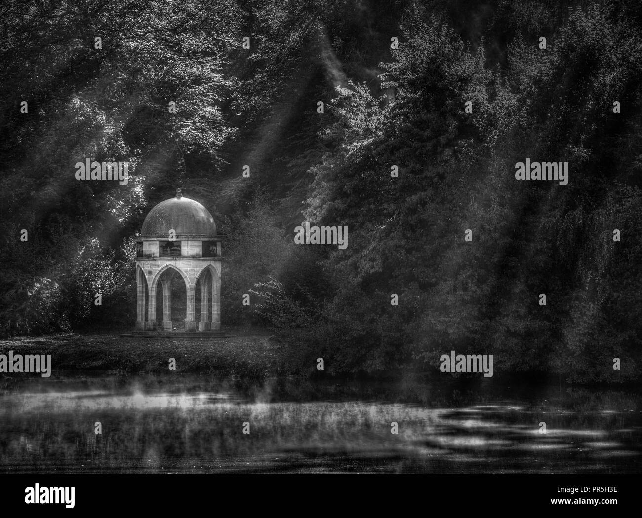 Cowdray Park mit Morgennebel auf Benbow Teich mit seiner gotischen Tempels West Sussex Stockfoto