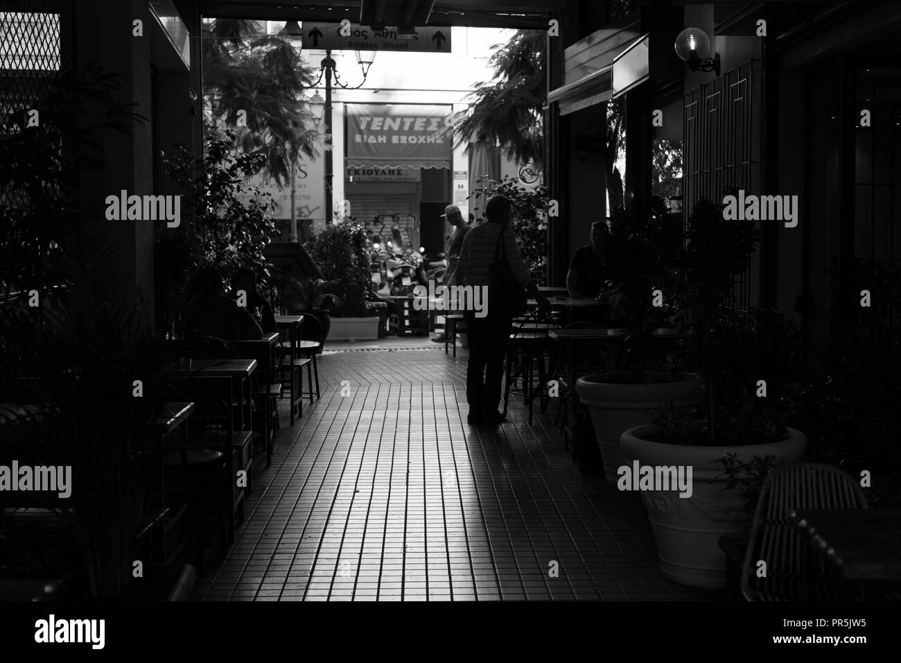 Der Korridor zum U-Bahnhof in Athen, hat ein paar Cafés bereit öffnen Kunden zu erhalten, Griechenland Stockfoto