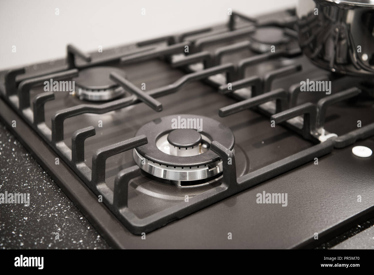 Nahaufnahme der Neue, moderne Gas Herd auf Arbeitsplatte in zeitgemäßen, modernen Küche zu Hause. Stockfoto