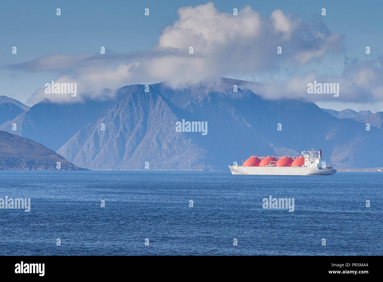 Die Liquified Natural Gas (LNG) Carrier, Arctic Voyager, beladen mit LNG von der Insel Melkøya Facility und Jetzt vor Anker in der Nordefjorden, Norwegen. Stockfoto