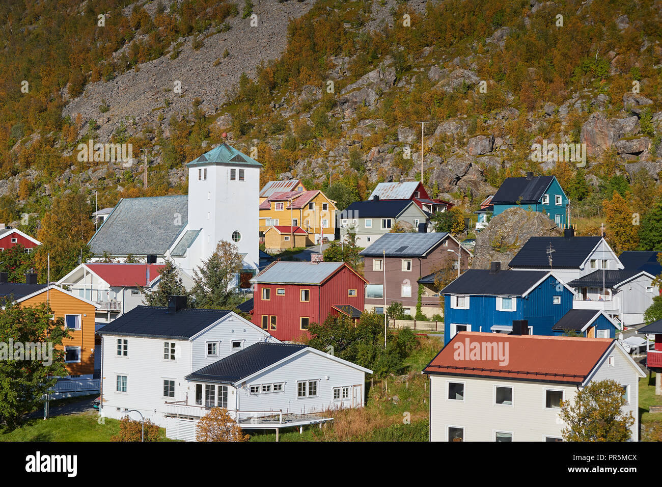 Das kleine Dorf Norwegain Oksfjord (Øksfjord), beleuchtet vom September Sonne, weit nördlich des Polarkreises, Hordaland County, Norwegen. Stockfoto