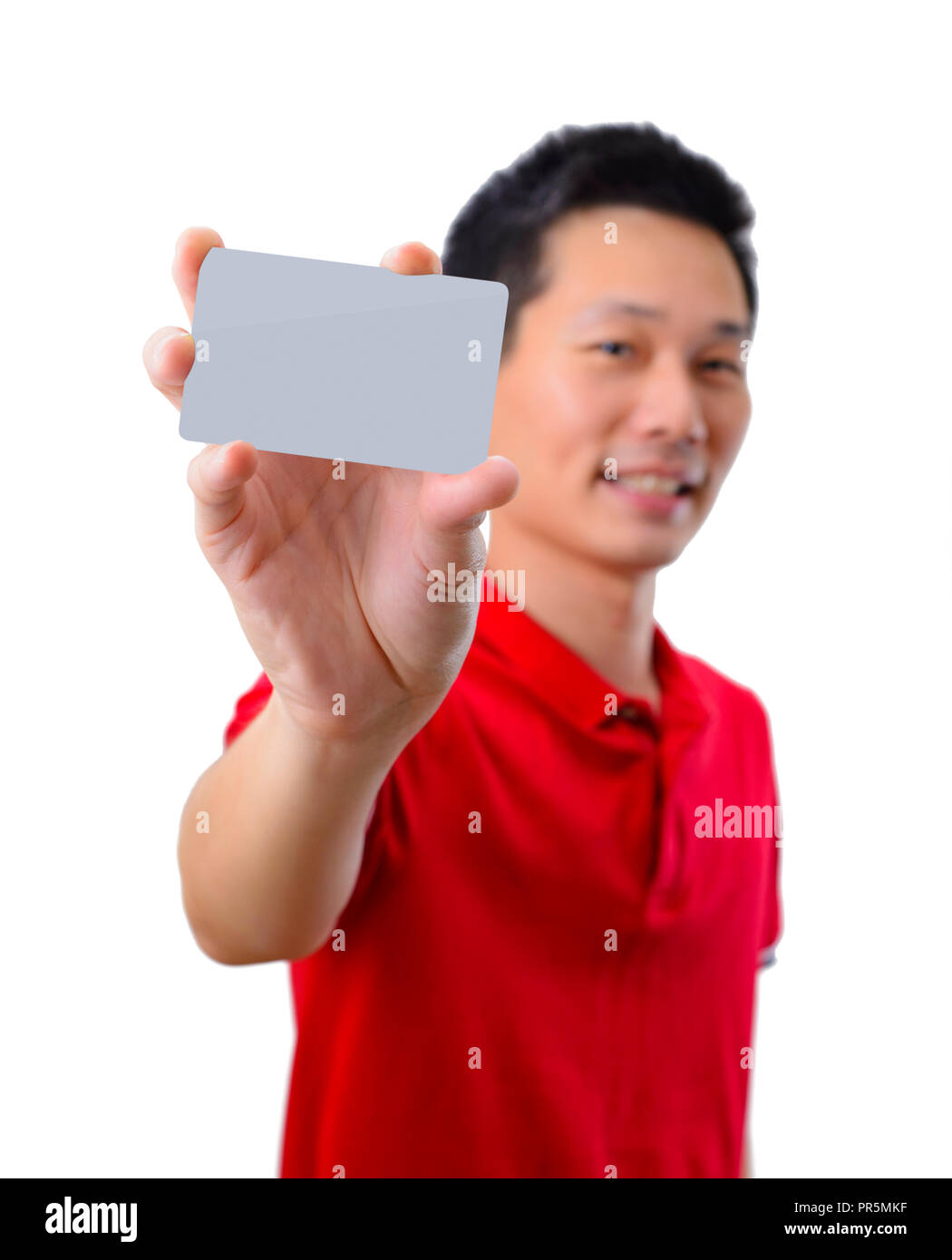 Asiatischer Mann halten und zeigt eine leere Karte bereit für Ihren Text Stockfoto