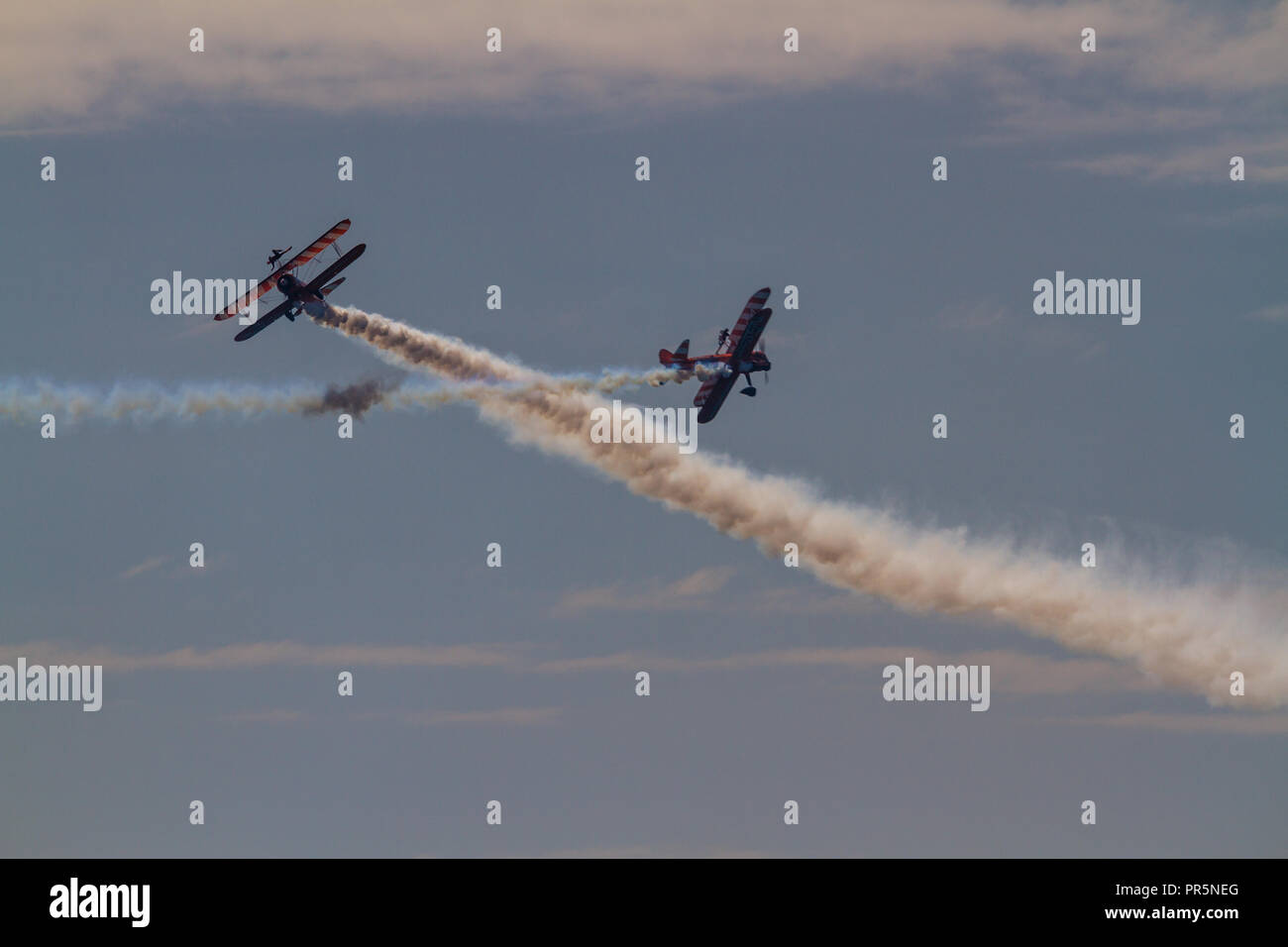 Bournemouth, Großbritannien - Bournemouth Air Festival 2018 Die Aero SuperBatics Wingwalkers zwei areoplanes Kreuzung am 2. September 2018 in Bournemout Stockfoto