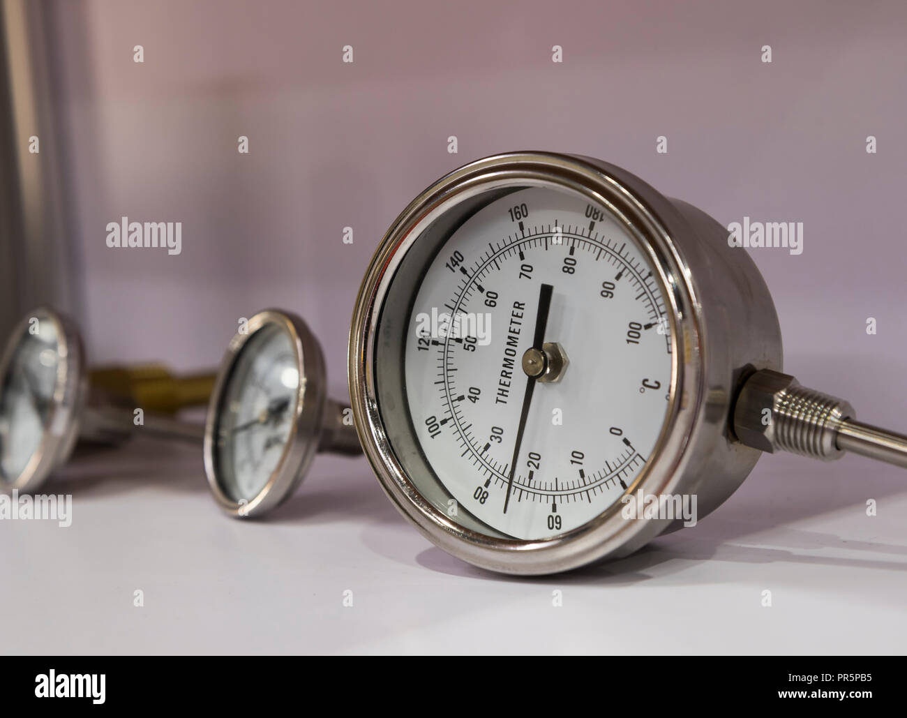 Die industrielle Thermometer Messuhr; selektive Fokus Stockfoto