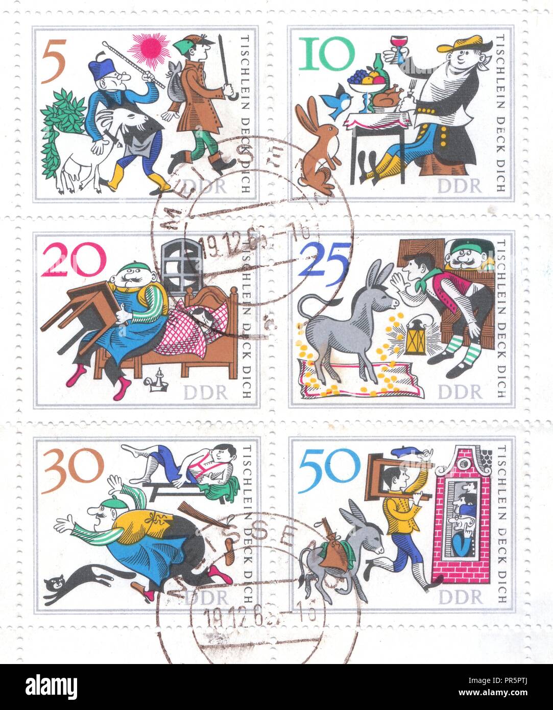 Ein Block von Briefmarken aus Deutschland, schildert eine deutsche Volkssage über eine magische Tisch, einem Esel und einem Schlagstock. Stockfoto