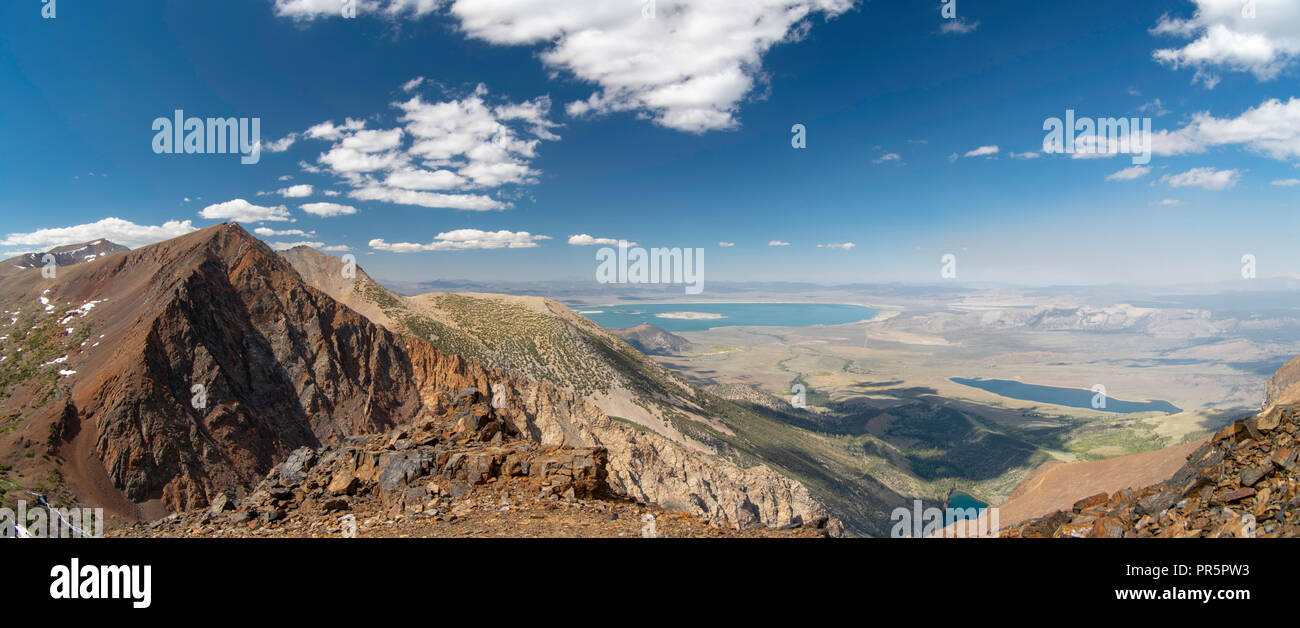 Anzeigen von Parker Pass ostwärts auf der Suche von der Seite von Parker Peak, mit Blick auf den Mono Lake in der Ferne; Ansel Adams Wilderness, Inyo National Für Stockfoto