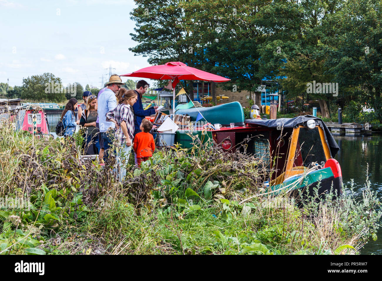 Ein Boot verkaufen Schallplatten auf den Fluss Lea am oberen Clapton, London, UK günstig Stockfoto