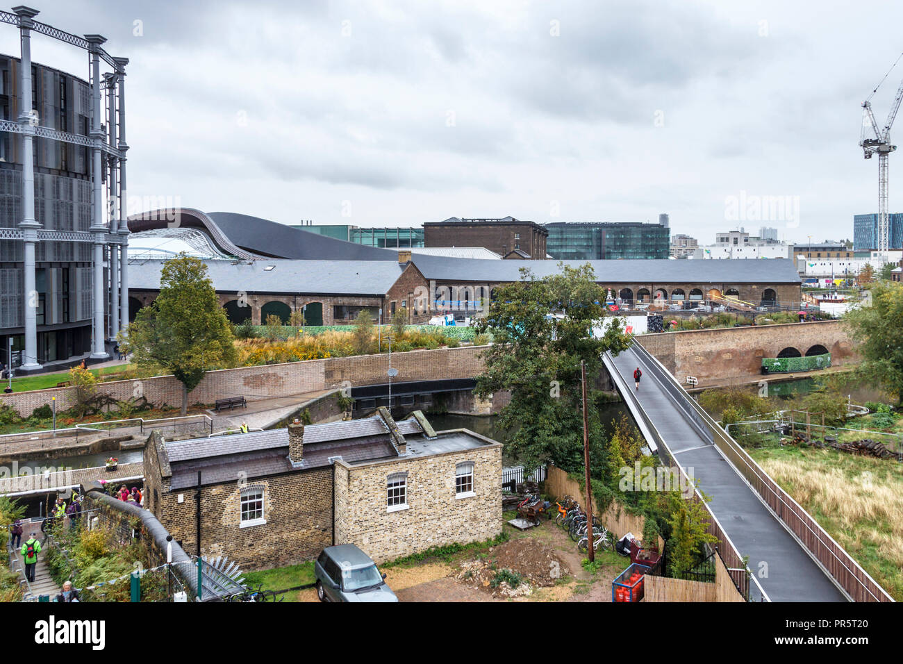 Die rekonstruierten und erhaltenen viktorianischen Gasometer und Somers Town Bridge in St. Pancras Lock, King's Cross, London, UK, 2018 Stockfoto