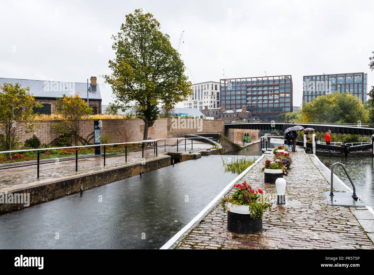 Ein Regentag am St. Pancras Lock, King's Cross, London, UK Stockfoto