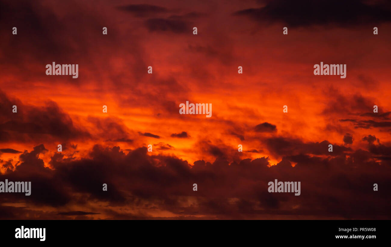 Rötlich und dramatische Gefühl in einen Sonnenuntergang Himmel Stockfoto