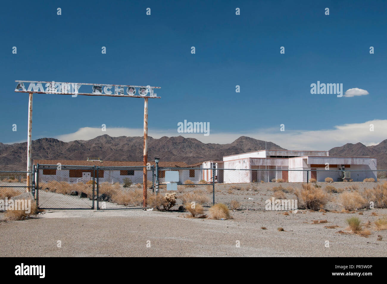 Amboy, USA - Juni 2014. Die Außenseite des Amboy Schule. Kalifornien. Stockfoto