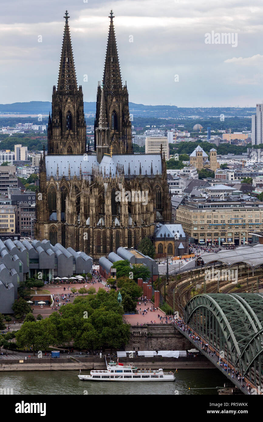 Kölner Dom in der Industrie und an der Universität Köln am Rhein in Deutschland. Stockfoto