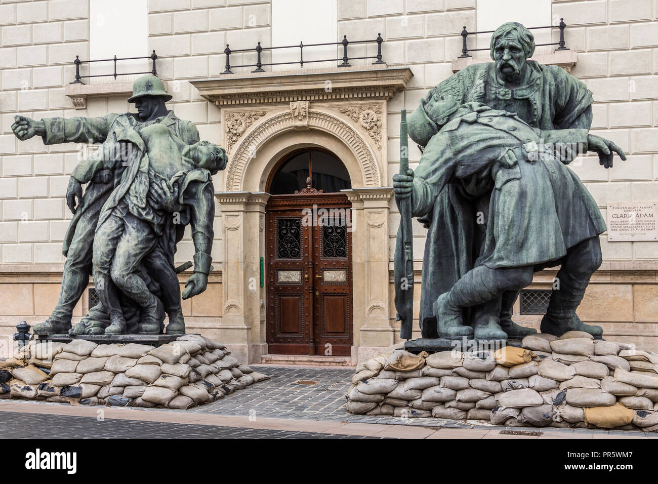 Statuen vor dem königlichen Palast in der Stadt Budapest in Ungarn. Stockfoto
