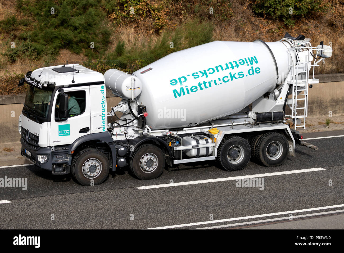 ETC Miettrucks Betonmischer auf der Autobahn. Stockfoto