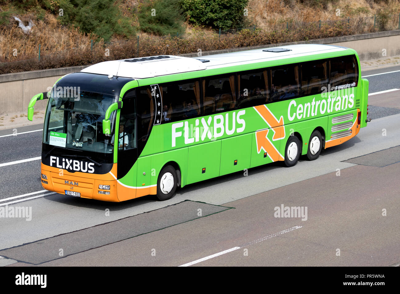 Flixbus Intercity Bus auf der Autobahn. Flixbus ist eine Marke, die intercity Bus Service in ganz Europa bietet. Stockfoto