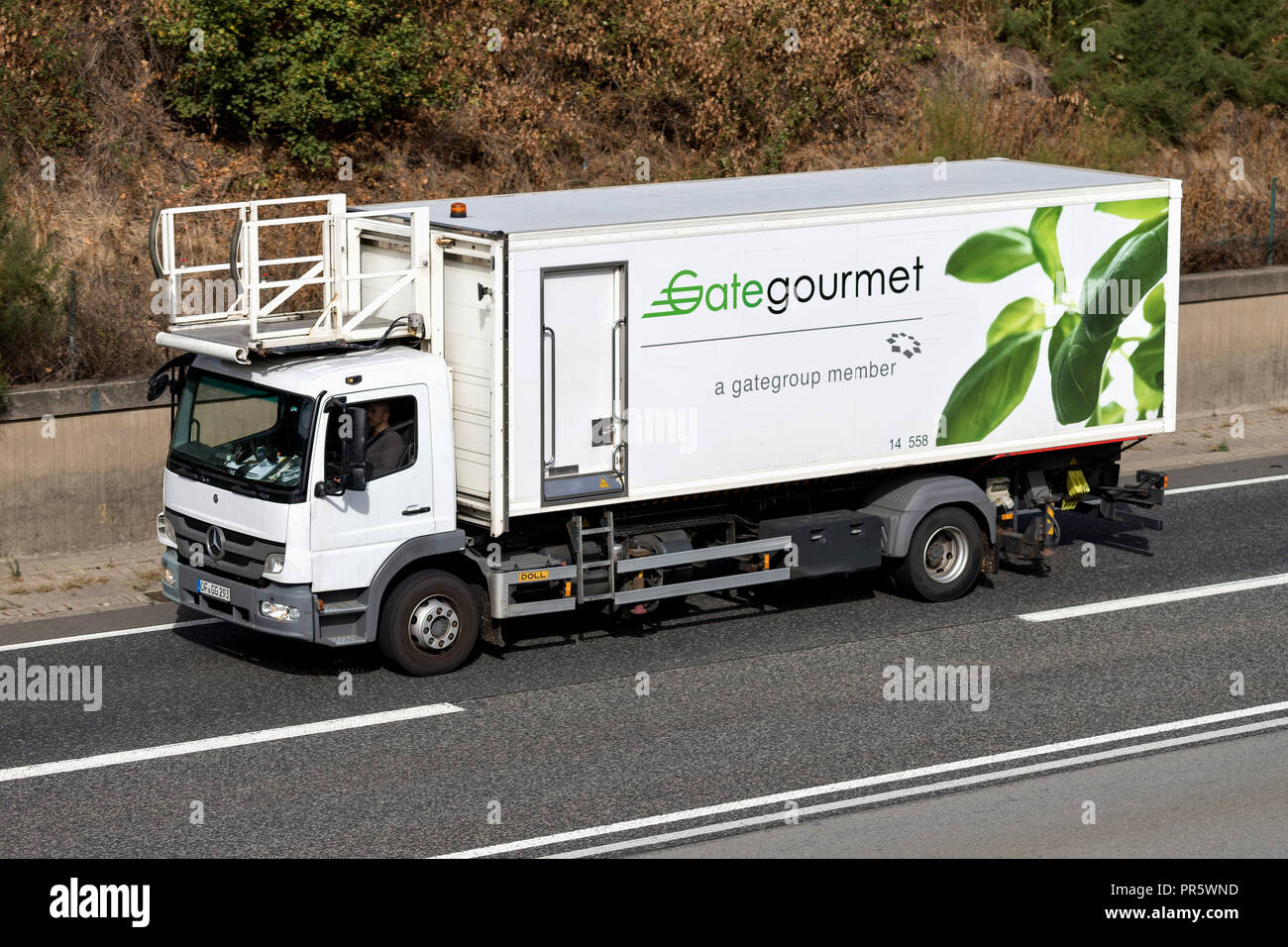 Gate Gourmet Catering Lkw Auf Der Autobahn Gate Gourmet Ist Ein Fuhrender Globaler Anbieter Von Airline Catering Und Bereitstellung Stockfotografie Alamy Gate Gourmet Catering Lkw Auf Der Autobahn Gate Gourmet Ist Ein Fuhrender Globaler Anbieter Von Airline Catering Und Bereitstellung Stockfotografie Alamy