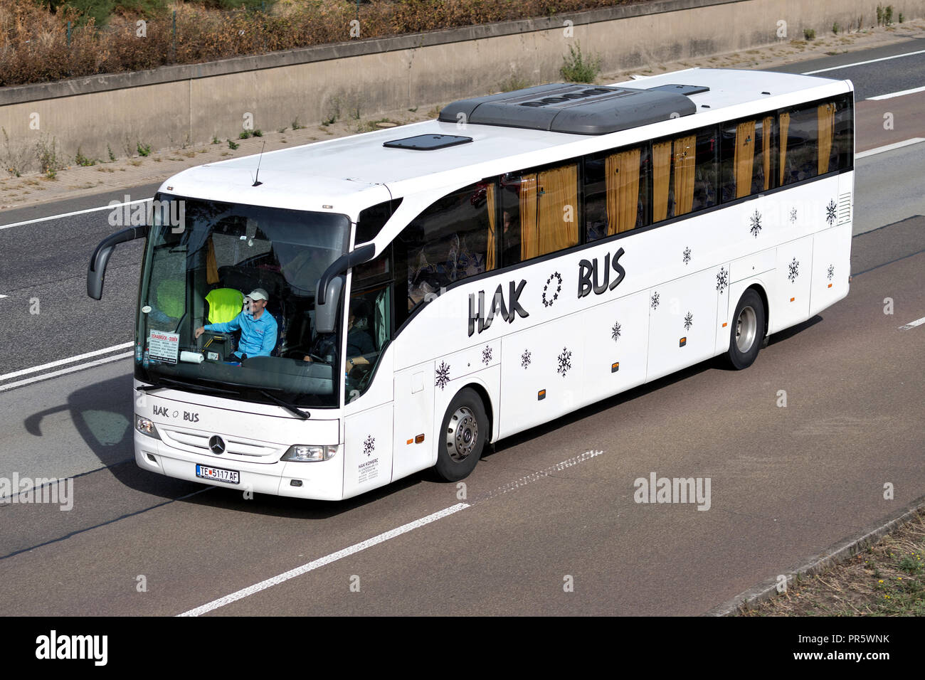 Mazedonische HAK BUS Intercity Bus auf der Autobahn Stockfoto