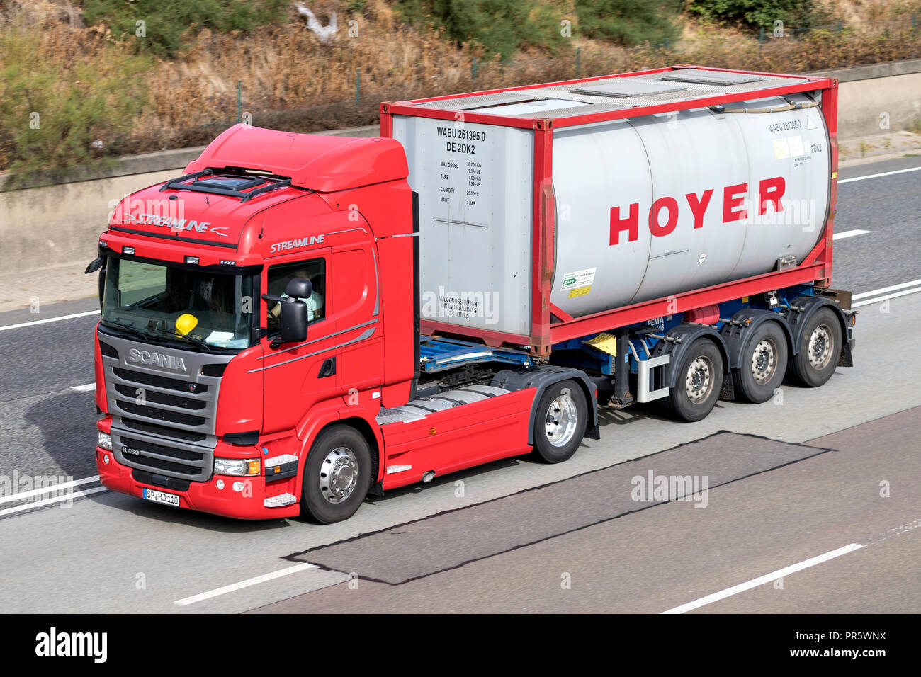 Hoyer Lkw auf der Autobahn. Hoyer ist ein globaler Marktführer für den Transport von flüssigen Gütern auf Straße, Schiene und das Meer. Stockfoto