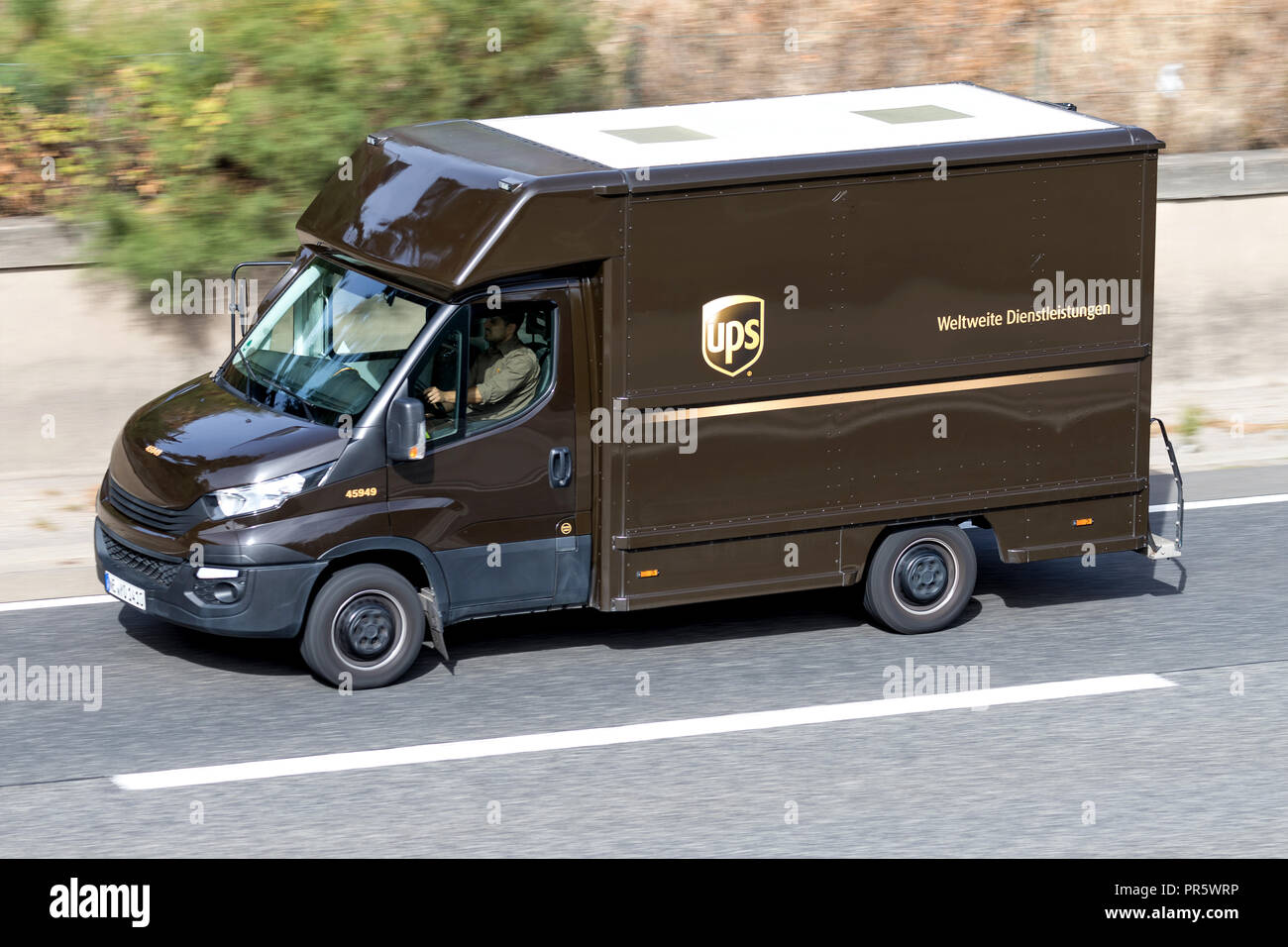UPS van auf der Autobahn. UPS ist der weltgrößte Paketdienst und ein Anbieter von Supply Chain Management Lösungen. Stockfoto