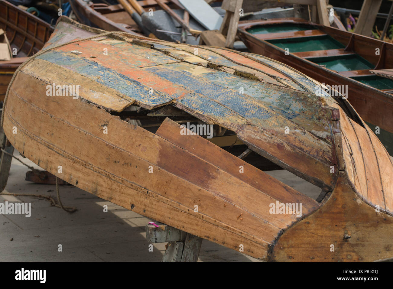 Ruderboot, die repariert in Richmond upon Thames Stockfoto