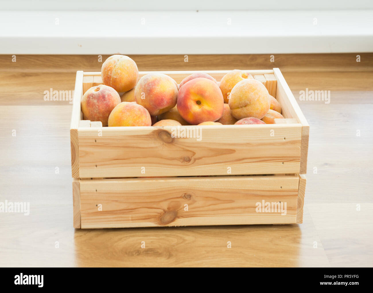Pfirsiche in Box auf dem Boden Stockfoto