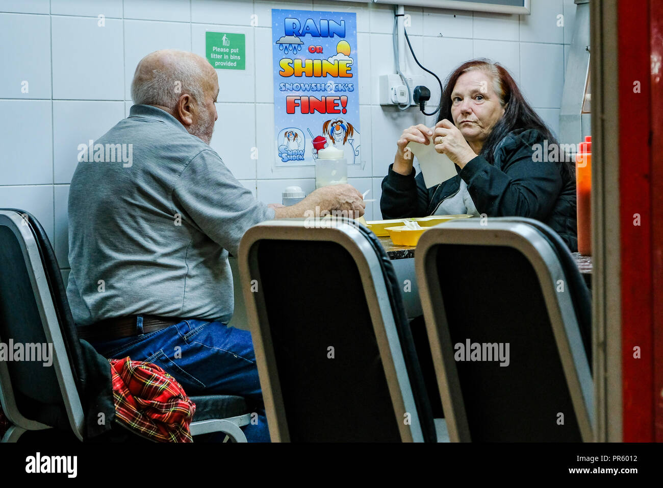 Menschen essen Asiatische Küche in Bradford Oastler Einkaufszentrum, Bradford, West Yorkshire, UK Stockfoto