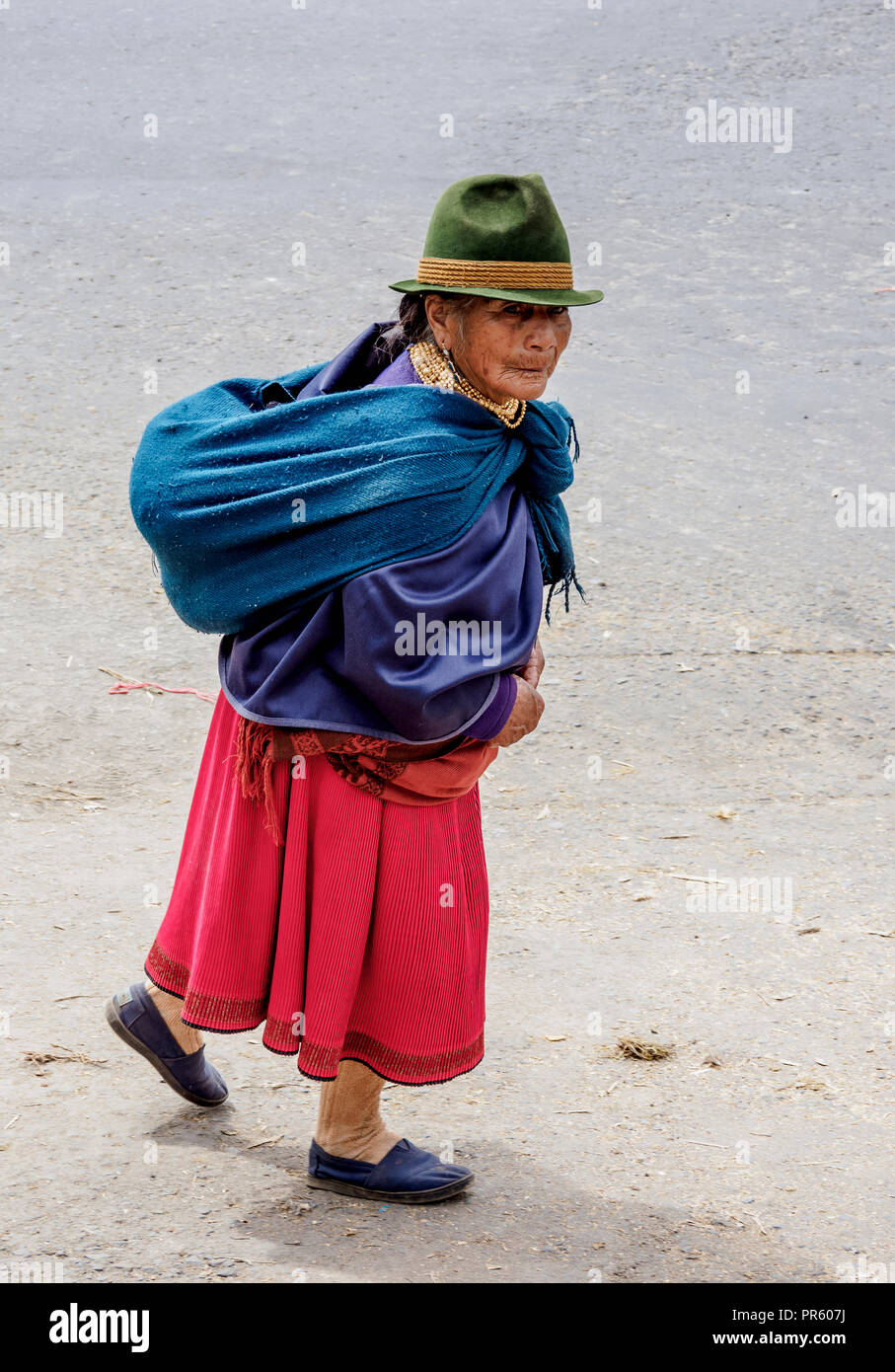 Native Dame in Otavalo, Provinz Imbabura, Ecuador Stockfoto