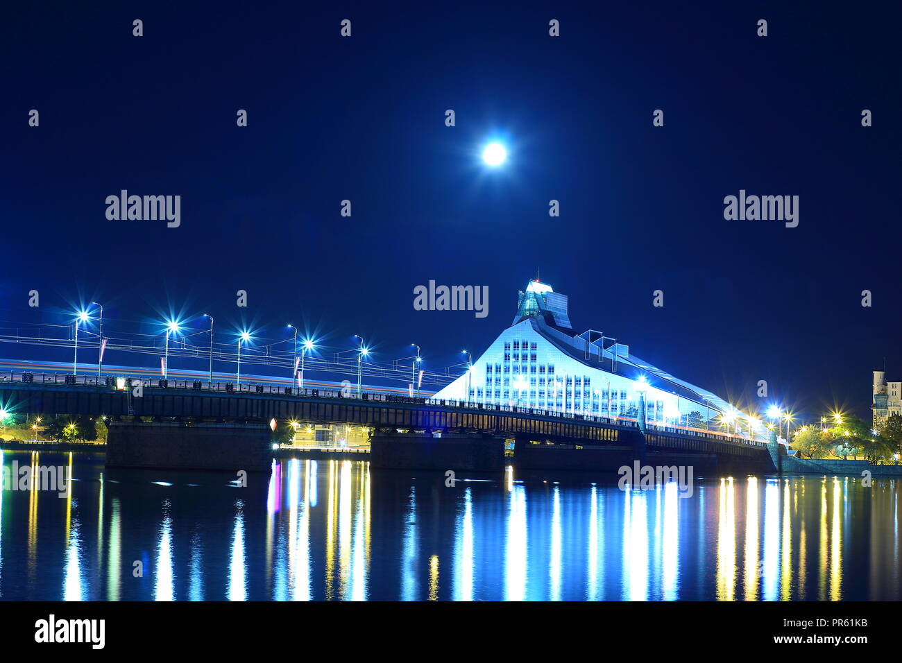 Riga, Lettland - 20.September 2018: Die nationale Bibliothek von Lettland auch als Gaismas Pils (Schloss von Licht) und Steinbrücke über die Daugava auf der mond licht bekannt. Stockfoto