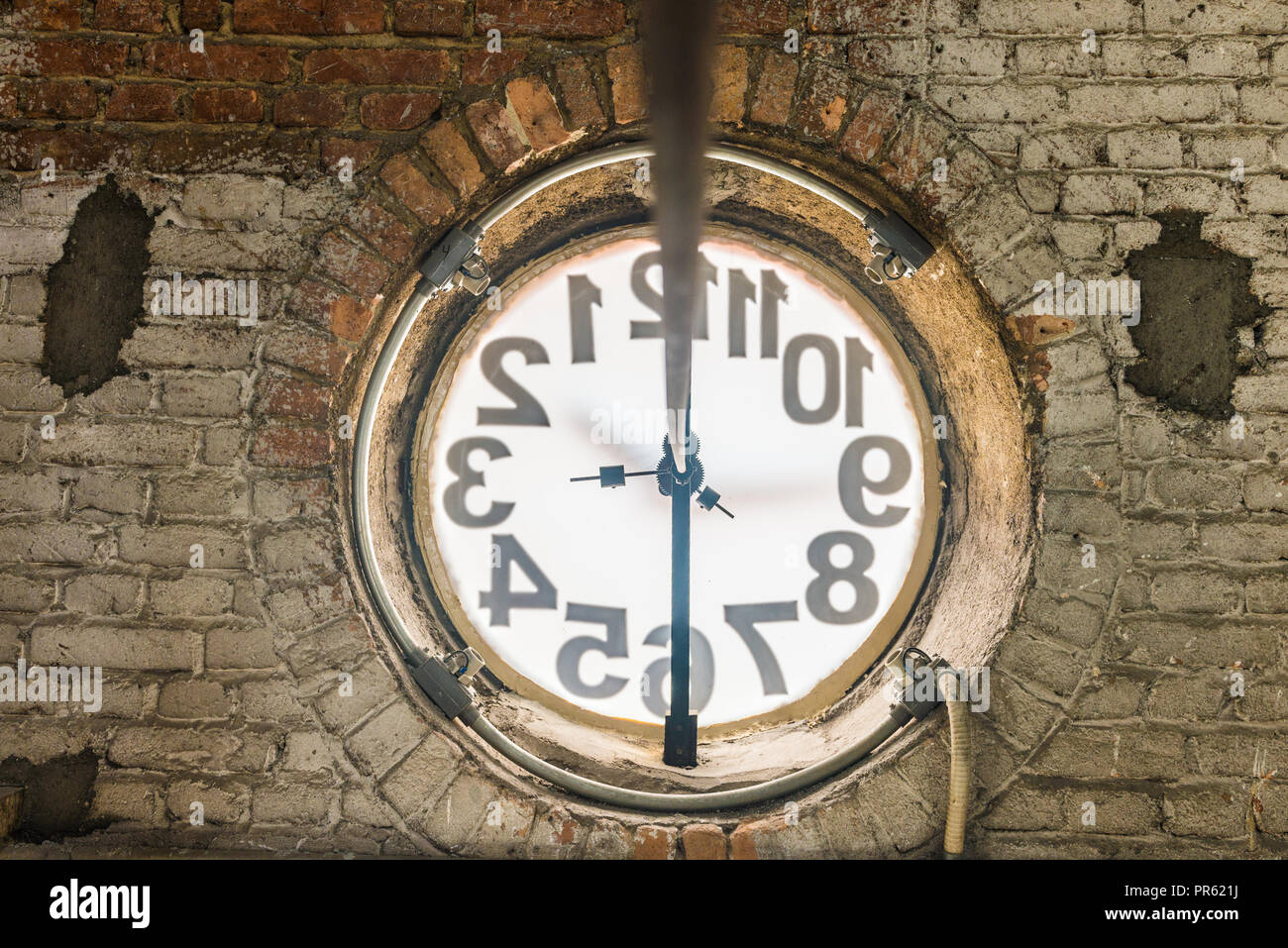 Große alte Uhr eingebettet an der Wand Stockfoto