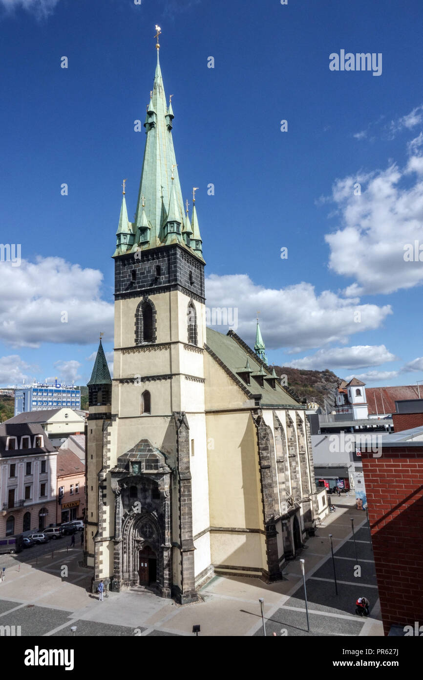 Kirche, Usti nad Labem, Tschechische Republik der geneigteste Turm in der Tschechischen Republik mit seinen 65 m weicht er um 201 cm von der vertikalen Achse ab Stockfoto