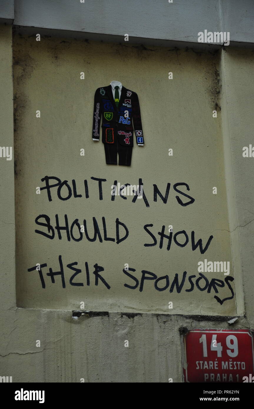 "Politiker" sollten ihre Sponsoren - Text auf einer Fassade in Prag, Tschechische Republik Stockfoto