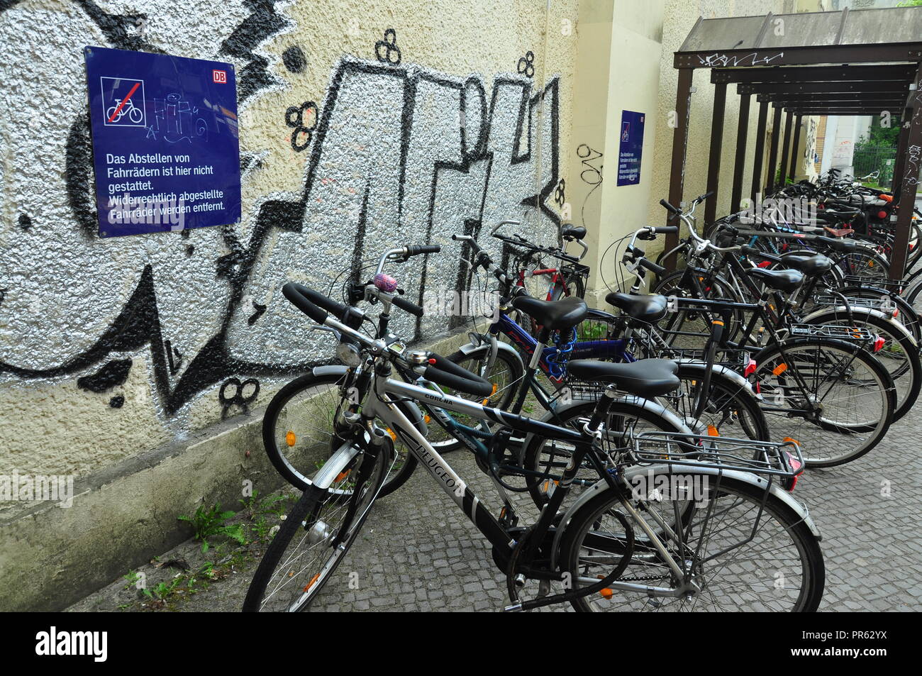 Eine Verletzung der Regeln in Deutschland. Geparkte Bikes in einer verbotenen Zone. Stockfoto