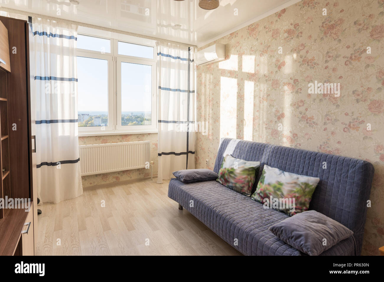 Innen Ein Kleines Studio Wohnzimmer Stockfotografie Alamy