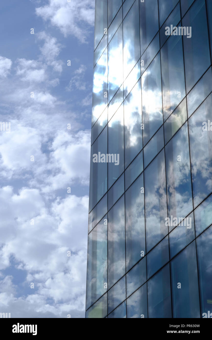 Wolken und blauer Himmel in einem modernen Gebäude, London, Vereinigtes Königreich wider Stockfoto