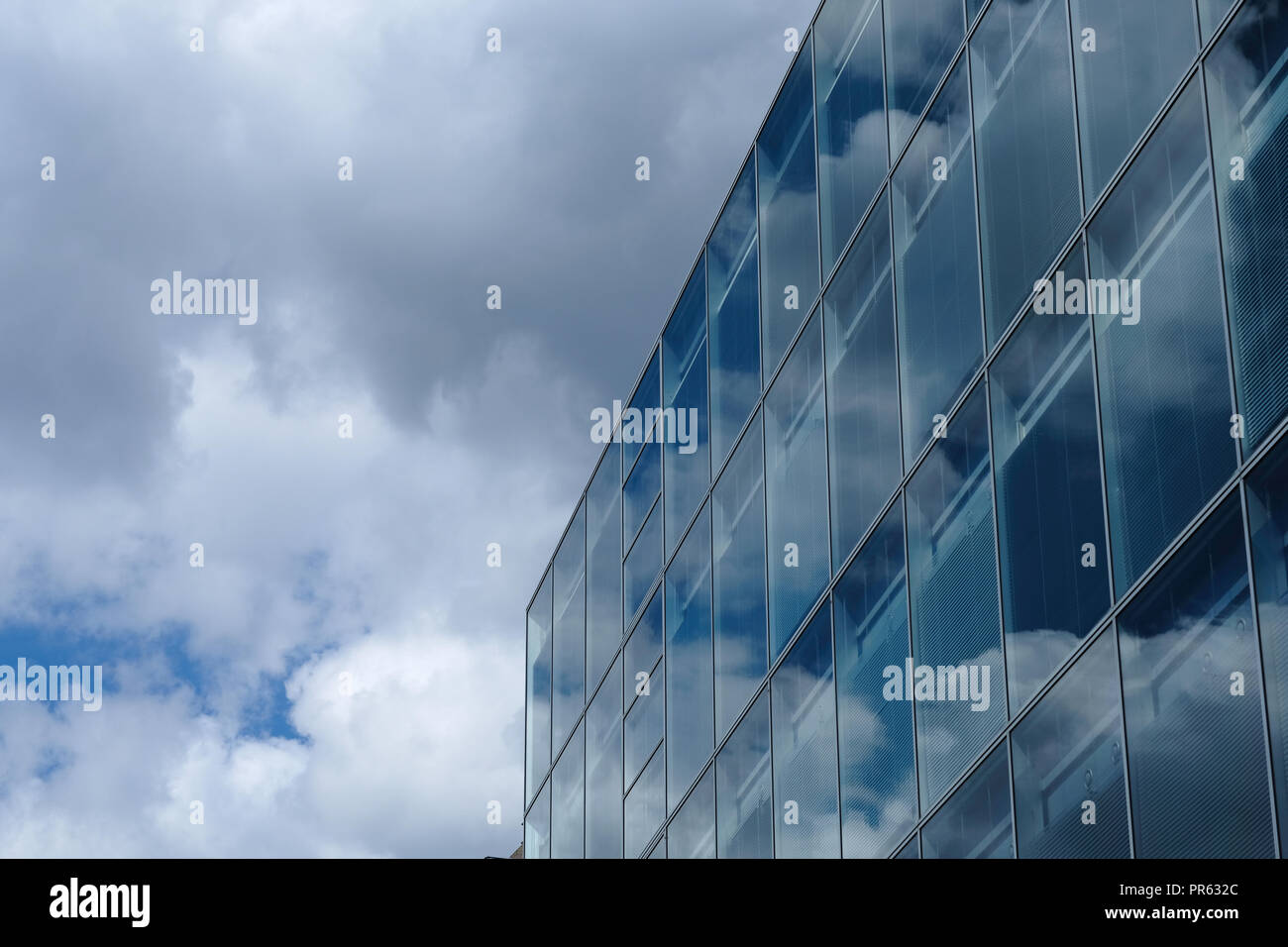 Wolken und blauer Himmel in einem modernen Gebäude, London, Vereinigtes Königreich wider Stockfoto
