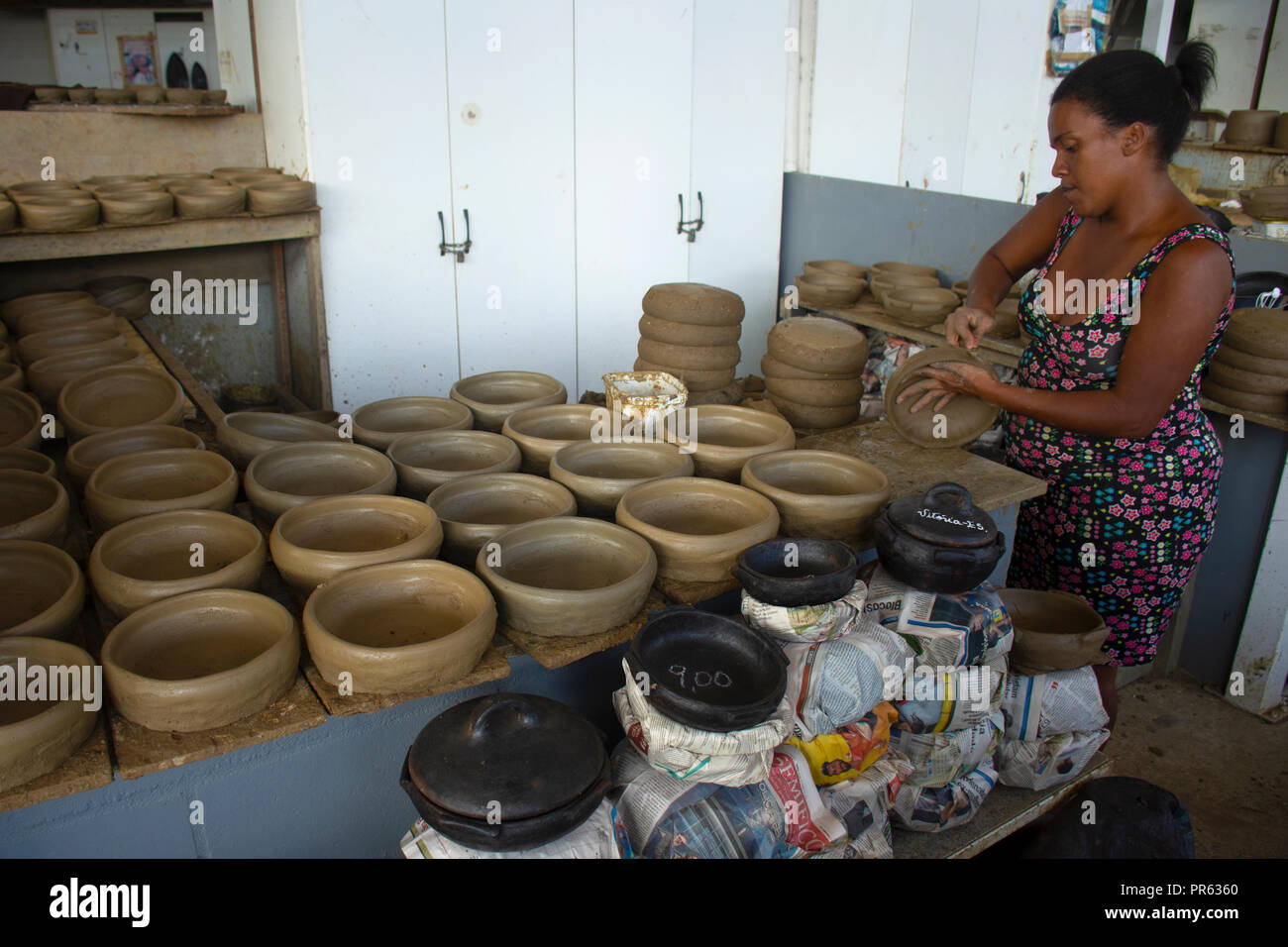 Irdene Töpfe für Verkauf, Paneleiras Association, Vitoria, Espirito Santo, Brasilien Stockfoto