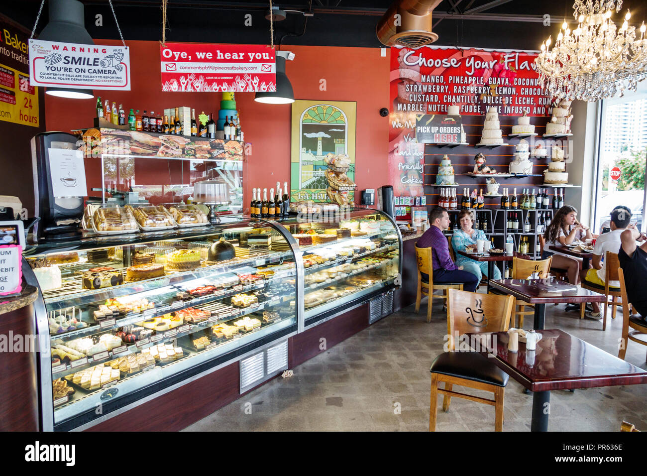 Miami Beach Florida, Alton Road, Pinecrest Bakery, innen, Vitrine Verkauf, Kuchen Gebäck Desserts Süßigkeiten, FL180527194 Stockfoto